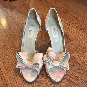 Valentino Garavani Bow Pumps. Size 37.5 EU. Fits US size 7.5